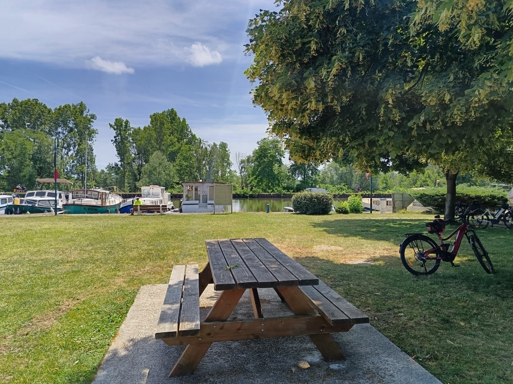 Aire de pique-nique au port de Briennon