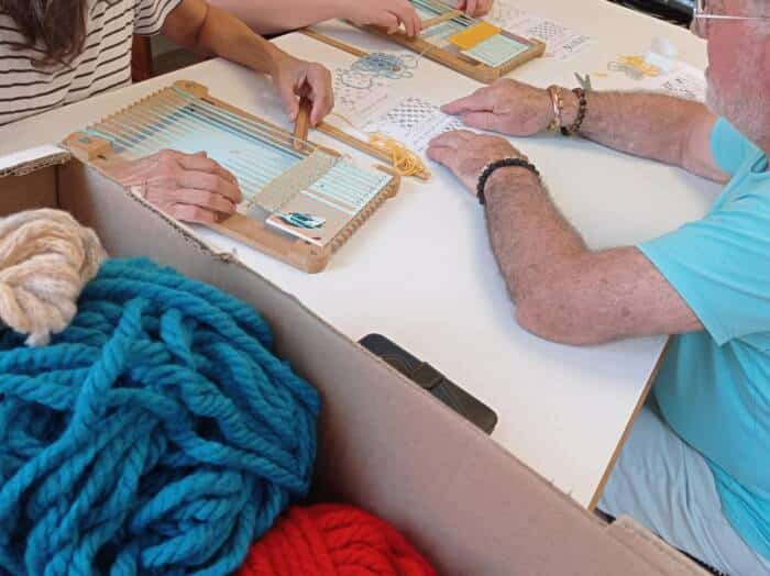 Atelier tissage avec un intervenant externe